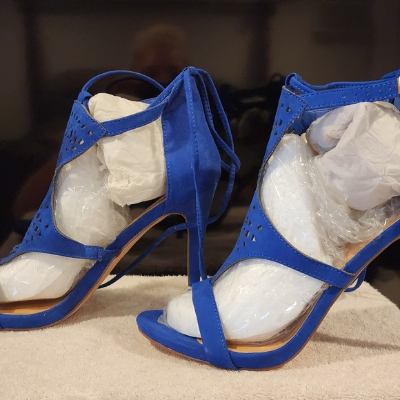 Heels - Picture 2 of 4